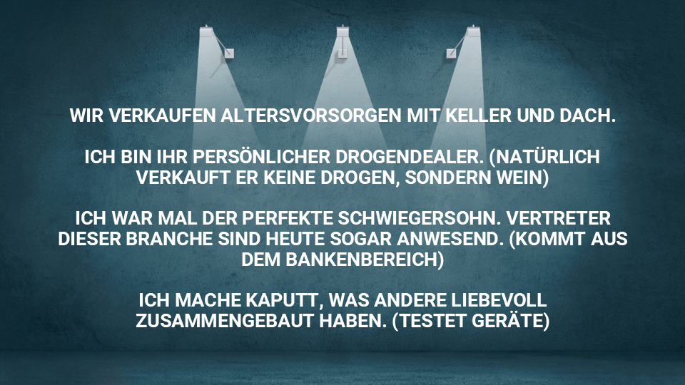 Zitatgrafik mit vier humorvollen und überraschenden Einstiegen für einen Elevator Pitch, z. B. ‚Ich bin Ihr persönlicher Drogendealer‘ – Hintergrund mit Spotlights auf blauer Wand