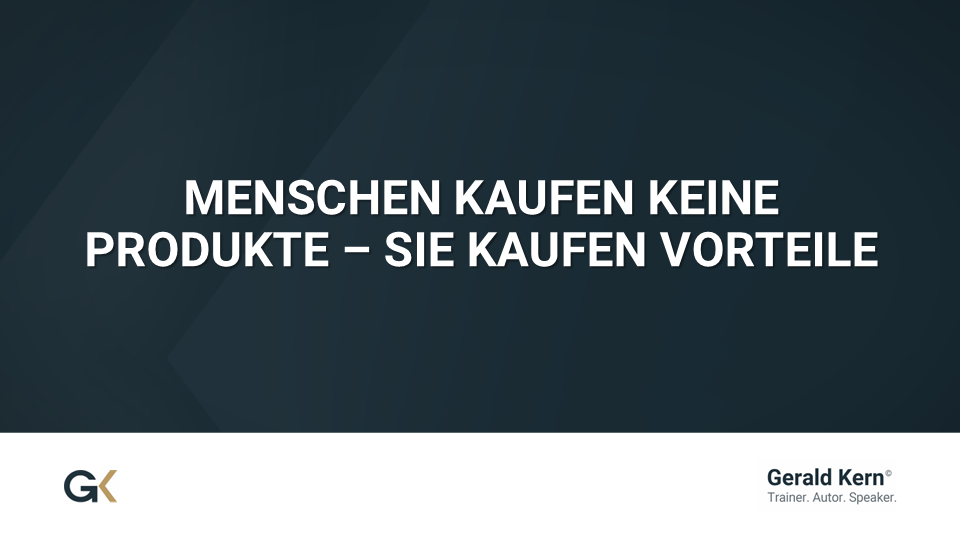 Zitatbild mit der Aussage ‚Menschen kaufen keine Produkte – sie kaufen Vorteile‘ auf dunklem Hintergrund, Branding von Gerald Kern unten rechts
