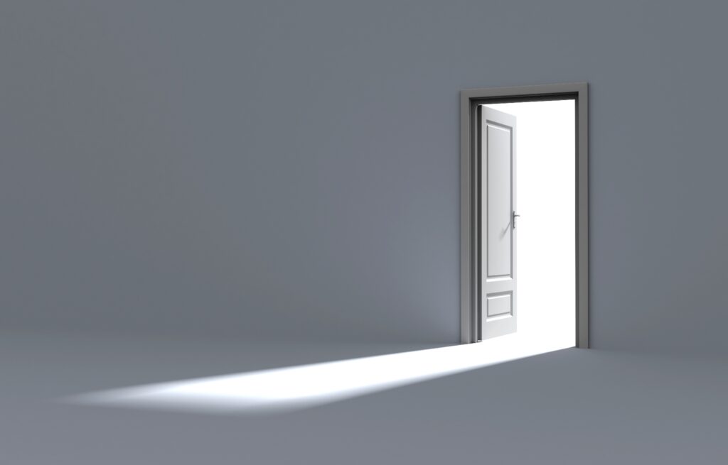 Geöffnete Tür steht sinnbildlich für neue Möglichkeiten im Beruf dank eines überzeugenden Elevator Pitches