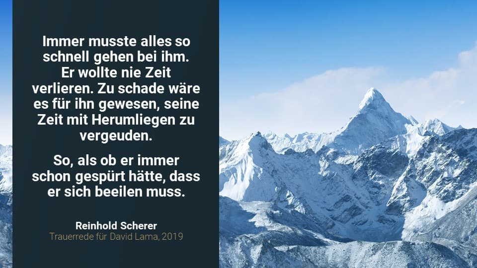 Zitat aus der Trauerrede für David Lama von Reinhold Scherer, kombiniert mit einem Bild schneebedeckter Berge – Symbol für Geschwindigkeit, Zielstrebigkeit und das kurze, intensive Leben des Alpinisten.