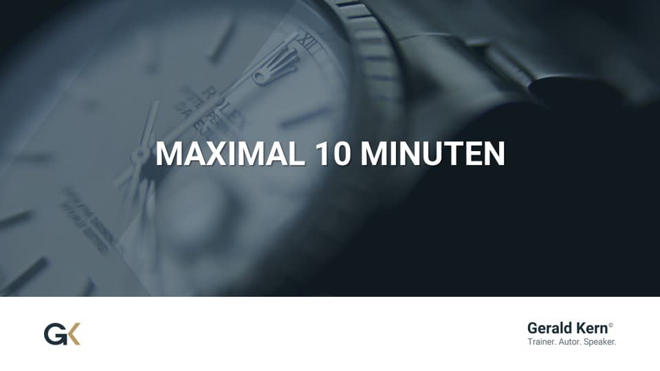 Hinweis zur optimalen Dauer einer Trauerrede: Maximal zehn Minuten Redezeit, dargestellt mit einer Nahaufnahme einer Armbanduhr im Hintergrund.