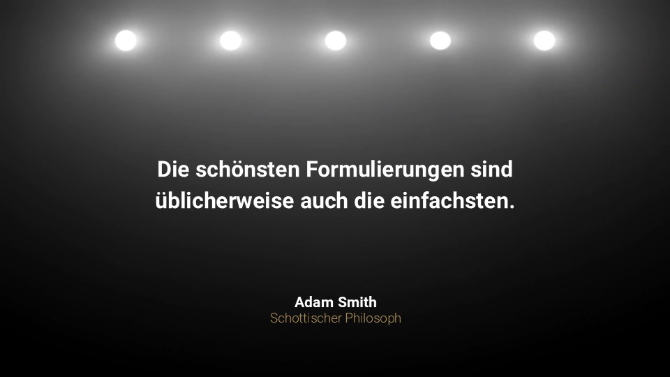 Zitat von Adam Smith auf dunklem Hintergrund mit Lichtern: Die schönsten Formulierungen sind üblicherweise auch die einfachsten – Plädoyer für klare Sprache in einer humorvollen Trauzeugenrede