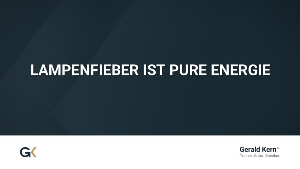 Schwarze Präsentationsfolie mit weißem Schriftzug „Lampenfieber ist pure Energie“ – Zitat von Trainer, Autor und Speaker Gerald Kern