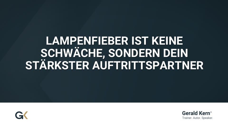 Zitatgrafik mit dem Text: „Lampenfieber ist keine Schwäche, sondern dein stärkster Auftrittspartner“ – Zitat von Gerald Kern, Trainer, Autor und Speaker