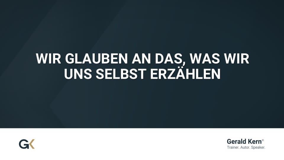 Zitatgrafik mit dem Satz: „Wir glauben an das, was wir uns selbst erzählen“ – Mindset-Botschaft von Gerald Kern auf dunklem Hintergrund